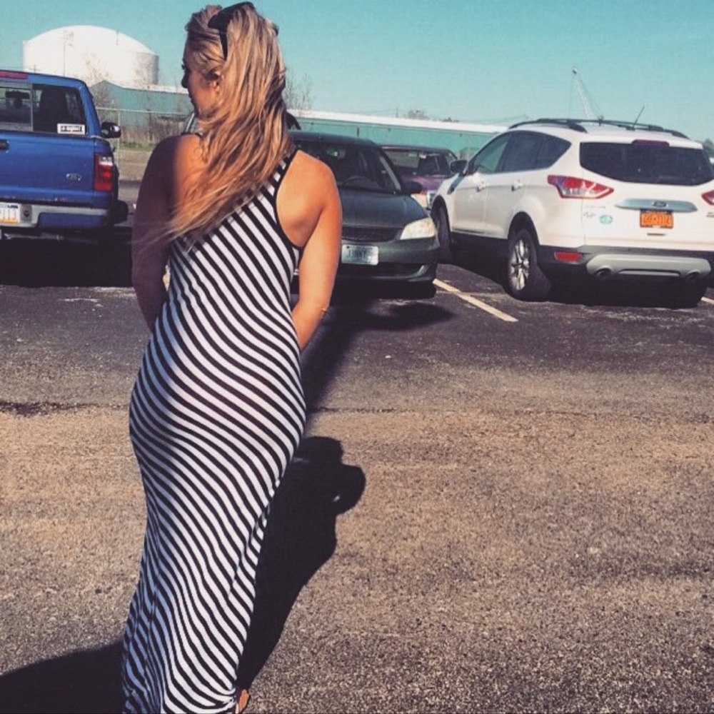 Maxi racer back striped dress! 🖤 🤍